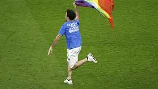 La invasión del aficionado con bandera del arcoíris durante el Portugal-Uruguay en Lusail