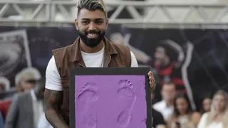 Gabigol dejó sus huellas en la Calzada de la Fama del Maracaná