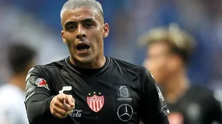 Brian Fernández insultó y escupió a un hincha que le gritó desde la tribuna