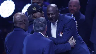 El efusivo abrazo de Michael Jordan y Dennis Rodman que acaparó miradas en el All Star Game