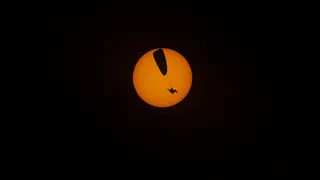 Así fue el impresionante vuelo de parapentista chileno durante el eclipse solar en Coquimbo