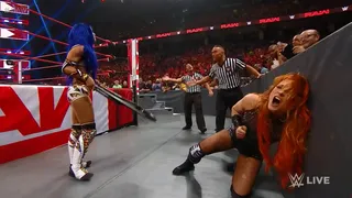 Sasha Banks sorprendió en su regreso a RAW y atacó salvajemente a Becky Lynch