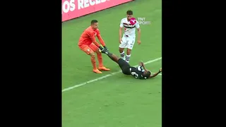 [VIDEO] Jugador de Botafogo tuvo su “mejor actuación” entre tironeos de rival y compañero