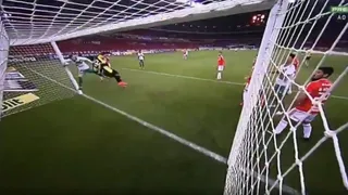 Jugador estropeó el gol olímpico de su compañero por rebote de la pelota en su mano