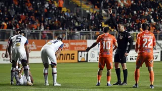 Nicolás Maturana fue expulsado por una insólita patada a un rival tras estrellar un tiro en el palo