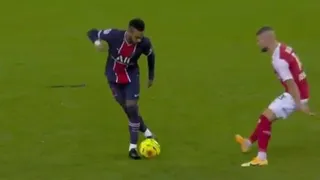 Neymar deslumbró con nuevo gran regate en PSG y le respondieron con un codazo