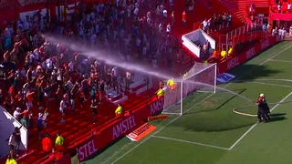 [VIDEO] Bomberos rociaron agua a hinchas de Huracán ante ola de calor en Buenos Aires