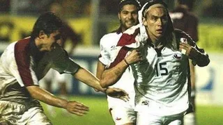 ¡Con el short en la cabeza! El recordado festejo de Pinilla en la victoria de Chile sobre Venezuela en 2004