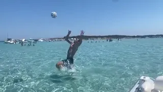 Zlatan se “burló” de Inglaterra con extraordinaria chilena en el agua