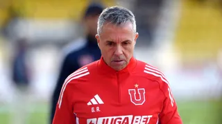 Gustavo Álvarez mueve las piezas y prepara una inédita formación en la U de Chile