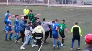 Partido terminó con una masiva pelea en que también se involucraron mujeres