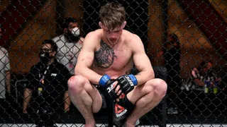 Luchador que le suplicó a su entrenador que tirara la toalla fue desvinculado de la UFC