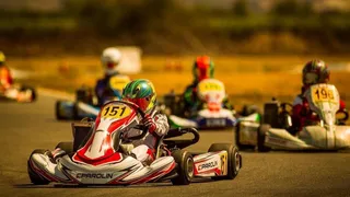 Joven campeón sudamericano de Karting entrena con un simulador virtual en su casa
