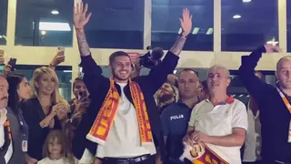 Mauro Icardi llegó a Estambul y fue recibido con vítores por los hinchas de Galatasaray