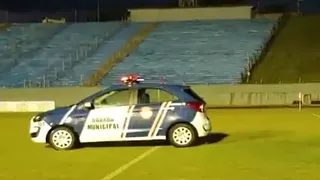 Guardia Municipal estacionó auto en la cancha para dar un partido por suspendido