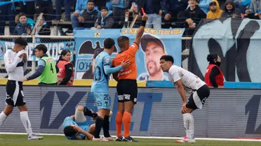 La pesadilla de Salomón Rodríguez no termina: Ahora se fue expulsado y dejó a Colo Colo con 10
