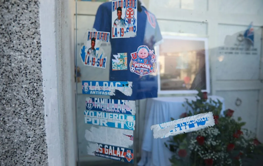 Stickers en el vidrio del Mausoleo de los jugadores del Mundial de 1962.