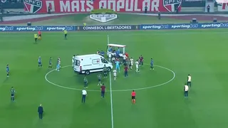 ¡Preocupación total! Jugador se desplomó en cancha en el Sao Paulo vs Nacional por Copa Libertadores