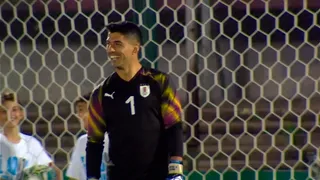 Luis Suárez se lució como arquero en la despedida de Diego Forlán