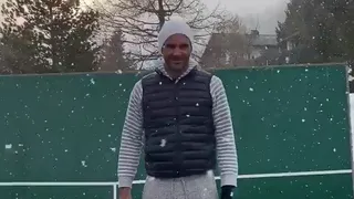 “Todavía recuerdo algunos trucos”: Roger Federer mostró su talento entrenando bajo la nieve