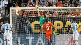 La reacción de Sergio Agüero al ser consultado por la tapada de Bravo en Copa América 2016