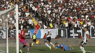 [VIDEO] ¿Gol de Poblete o autogol de Saldivia? Así marcó la U ante Colo Colo en el Monumental