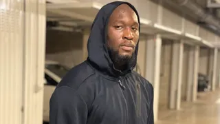 Romelu Lukaku se mantiene en forma corriendo con mascarilla en el estacionamiento
