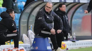 Leeds United de Marcelo Bielsa venció con polémica a Burnley y escaló en la Premier League