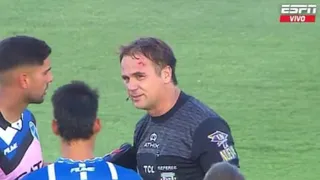 Otra vez la Violencia: Partido del fútbol argentino donde un chileno era protagonista fue suspendido