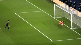 ¡No todo fue brillante! Lionel Messi erró un penal ante una tremenda atajada de Thibaut Cortois