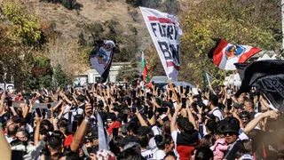 Hinchas baleados en pleno festejo albo: Colo Colo celebra 100 años y termina con menores heridos en Puente Alto