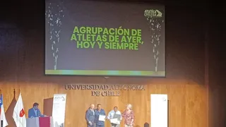 Exatleta Luciano Leyton fue premiado en la Gala Atlética Chilena