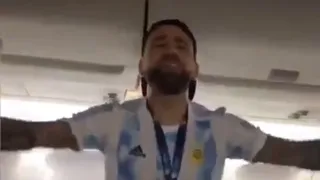 ¡Se armó la fiesta en el aire! Argentina celebró en el avión la Copa América ganada en Brasil