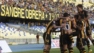 Fernández Vial apabulló a San Antonio y despegó del fondo de la tabla en Segunda División