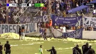 Con gran batahola terminó un partido del Torneo Regional en Argentina