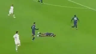 Kimpembe se lastimó y salió en camilla de “Le Classique” entre PSG y Marsella