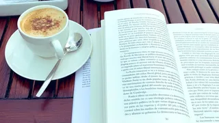 Claudio Bravo se relaja con la lectura de “21 lecciones para el siglo XXI”