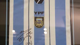 Remate de camiseta firmada por Maradona terminó sin pujas