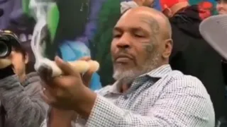 Mike Tyson se fumó un gigantesco cigarrillo de marihuana