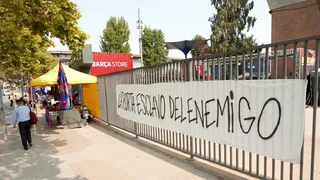 Hinchas de Barcelona colgaron lienzos en el Camp Nou contra Laporta: “Judas engañaste a D10S”