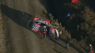 El líder del Mundial se volcó en la octava etapa del Rally de Chile