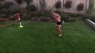 Un gimnasta Yeferson Soteldo desafió a tres compañeros de la U a realizar esta pirueta