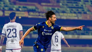 Hellas Verona se hizo fuerte en casa y con un hombre menos derrotó a Cagliari