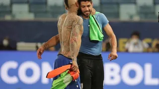 Arturo Vidal y Claudio Bravo tuvieron amistosos saludos con Luis Suárez tras el Chile-Uruguay