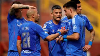 Puede caer una nueva sanción: Conmebol vuelve a abrir expediente contra la U en Copa Sudamericana