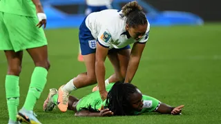 Inglesa Lauren James se disculpó por artera agresión a la nigeriana Michelle Alozie