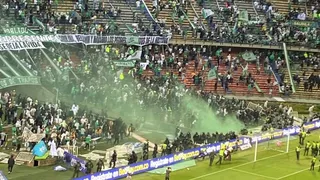 Clásico en Colombia fue suspendido por enfrentamientos de hinchas con la policía