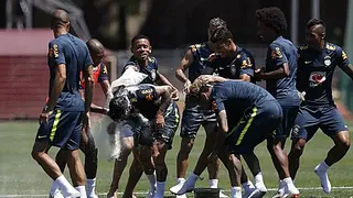 Neymar encabezó ataque con huevos y harina al cumpleañero Philippe Coutinho