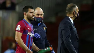 Sergio Agüero fue trasladado al hospital por un “malestar torácico” en empate de Barcelona