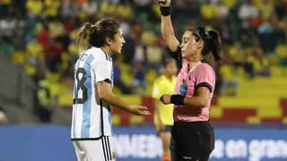 Con resbalón incluido: La chilena María Belén Carvajal dirigió el vibrante Colombia-Argentina